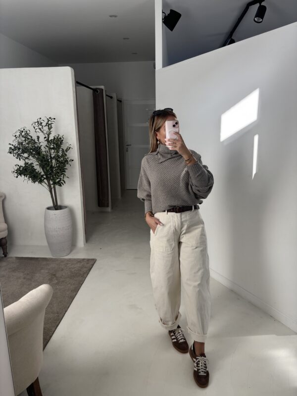Pull côtelé gris, manches chauve-souris et col montant