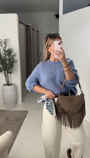 Pull bleu col rond, détail couture