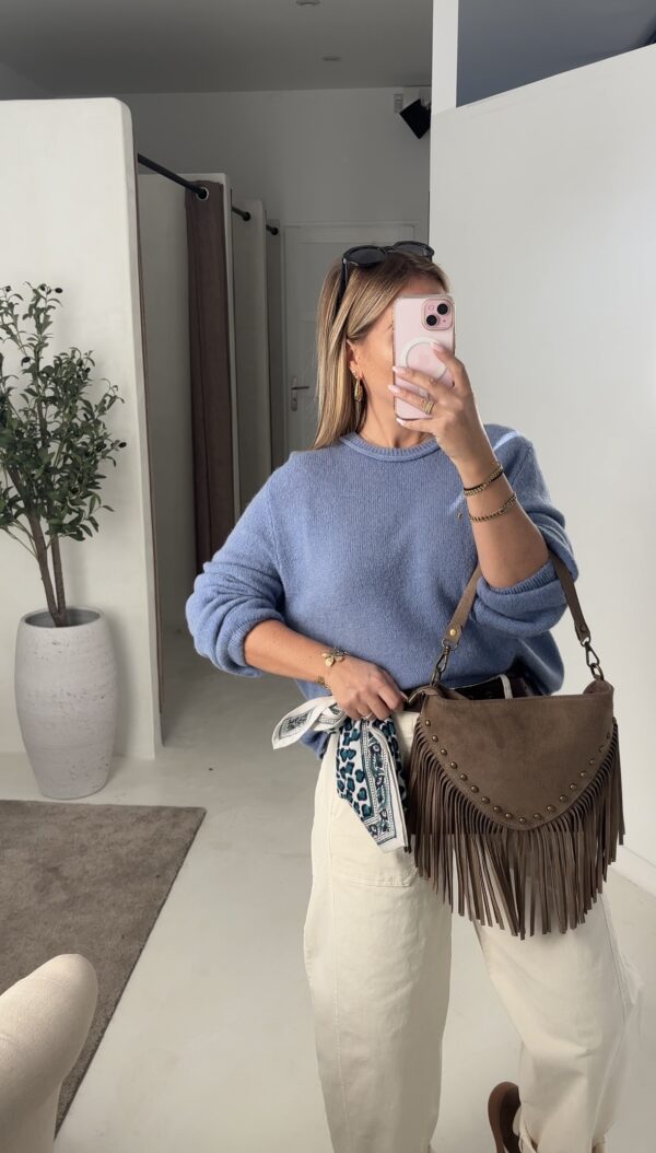 Pull bleu col rond, détail couture