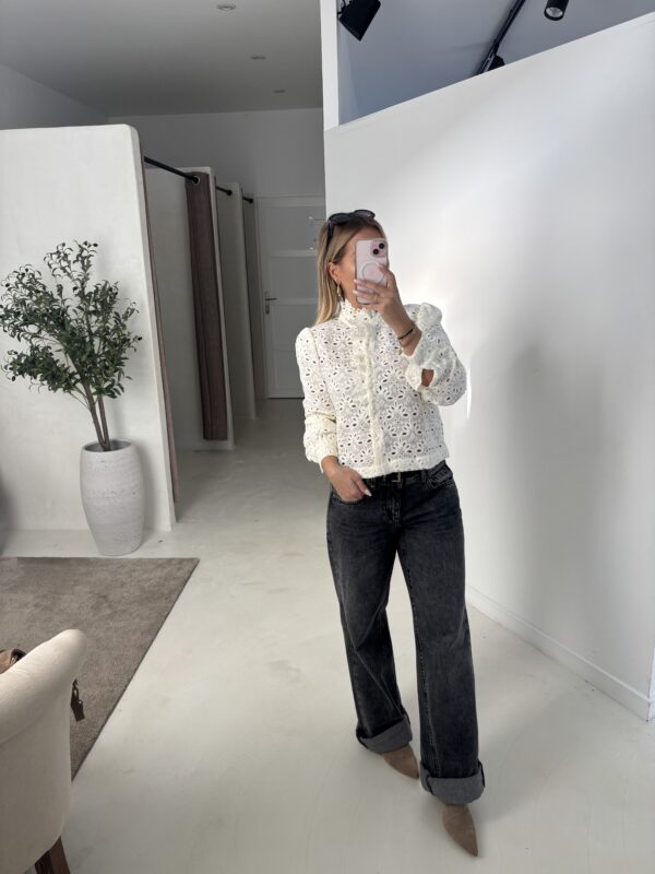 Blouse écru ajourée à motifs, style épaulettes – Image 3