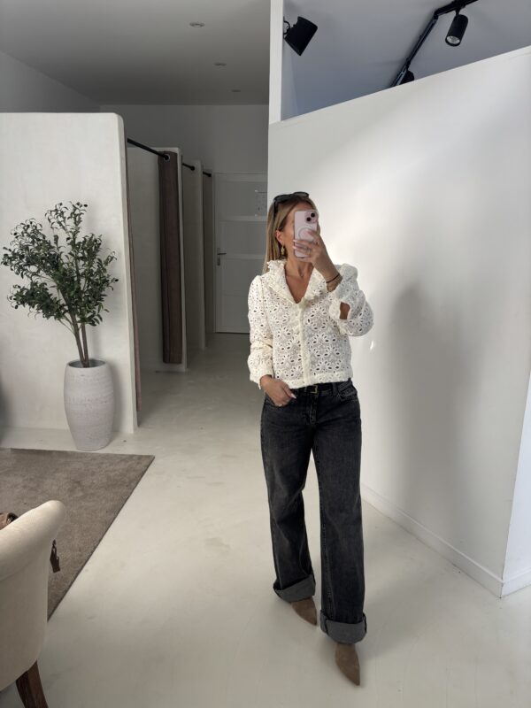 Blouse écru ajourée à motifs, style épaulettes