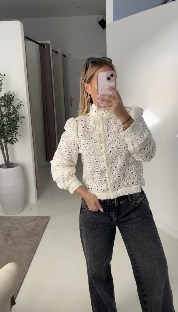 Blouse écru ajourée à motifs, style épaulettes – Image 2