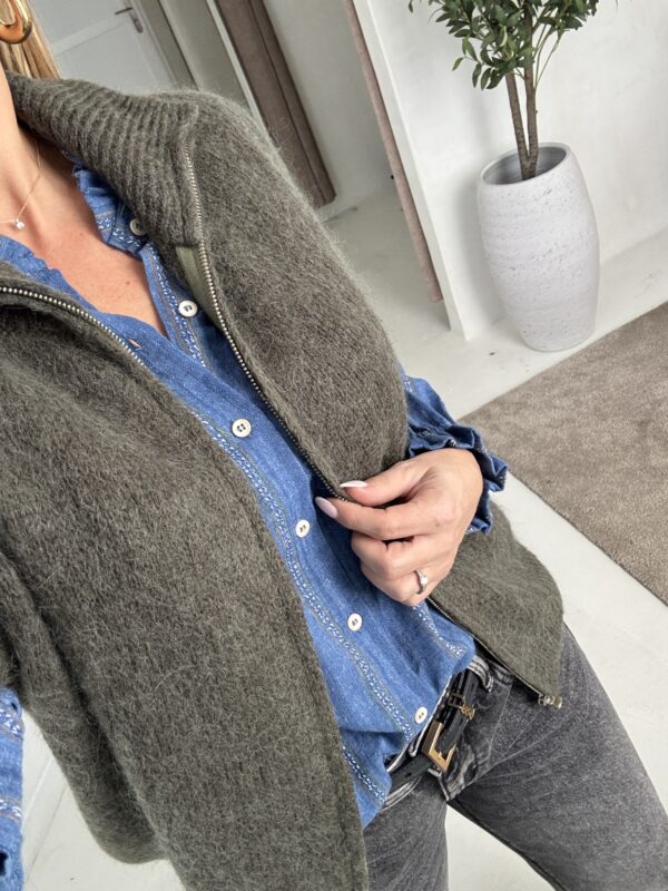 Gilet sans manches col montant kaki – Image 2