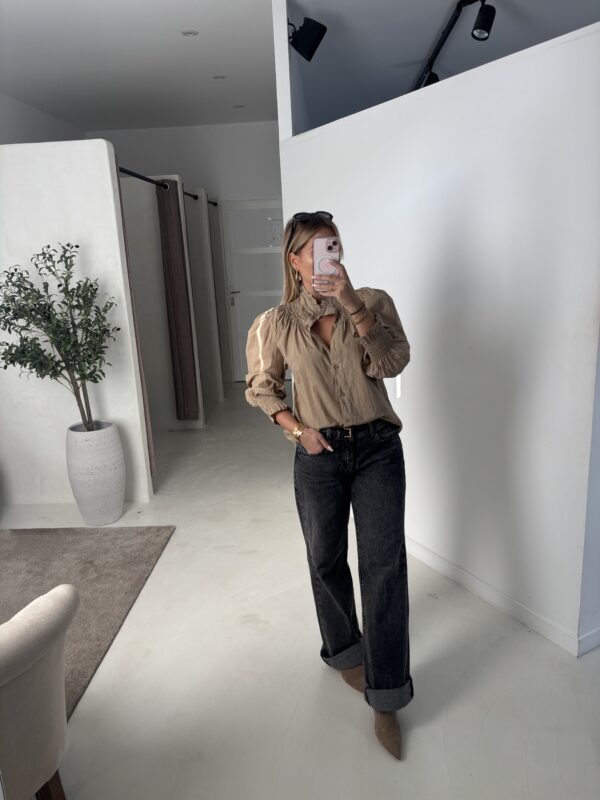 Blouse beige détails plissés au col et aux manches