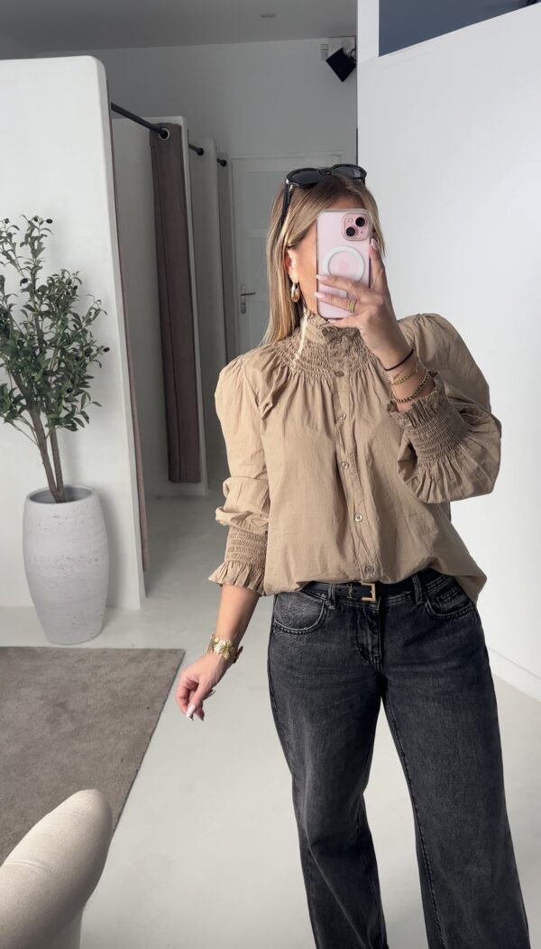 Blouse beige détails plissés au col et aux manches – Image 2