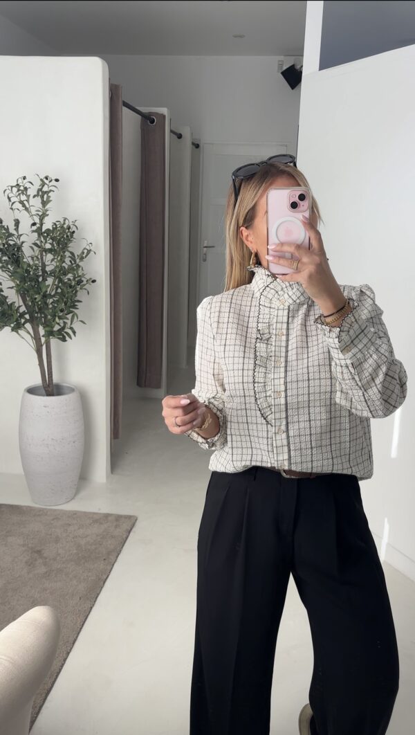 Blouse à carreaux noir et blanc détails volants – Image 2