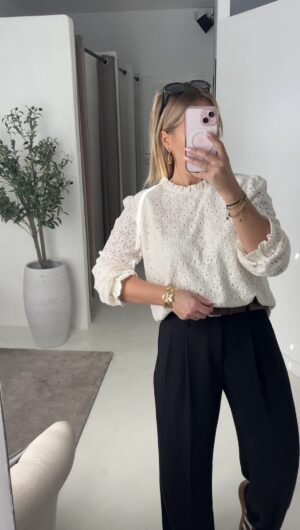 Blouse écru en dentelle