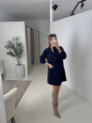 Robe en velours bleu marine, détails poches sur le devant