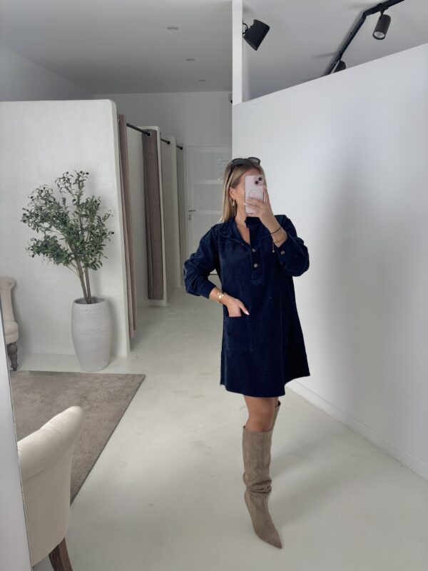 Robe en velours bleu marine, détails poches sur le devant