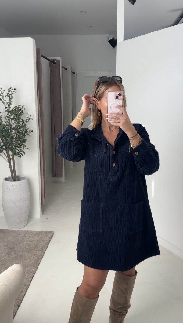 Robe en velours bleu marine, détails poches sur le devant – Image 2