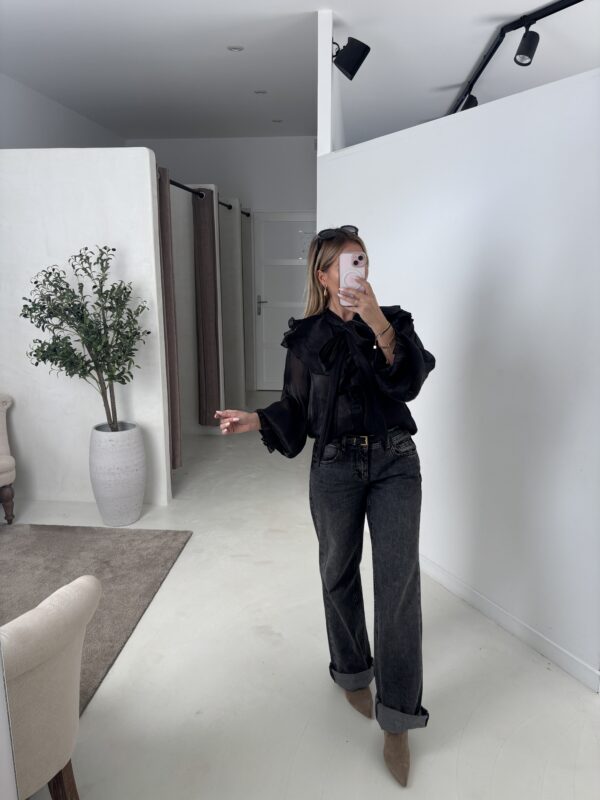 Blouse noire avec transparence, détails volants – Image 2