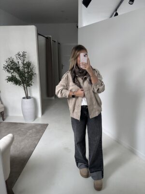 Veste en suédine beige, poches sur le devant
