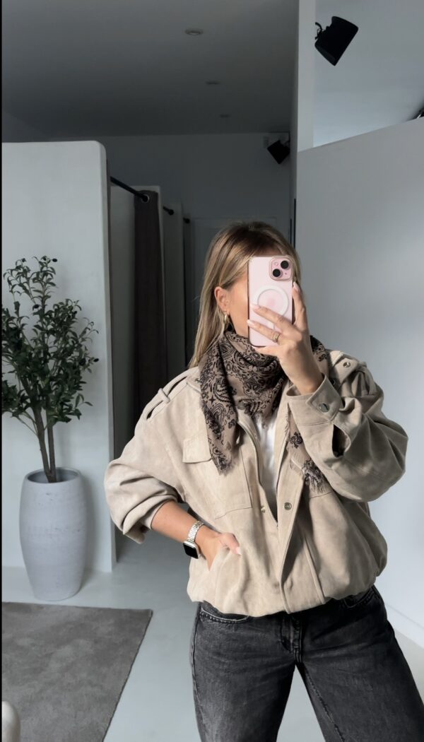 Veste en suédine beige, poches sur le devant – Image 3