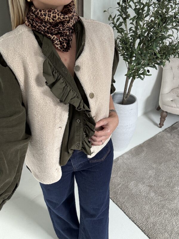 Gilet sans manches molletonné beige et boutons dorés – Image 2