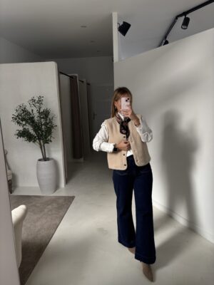 Gilet sans manches molletonné beige et boutons dorés