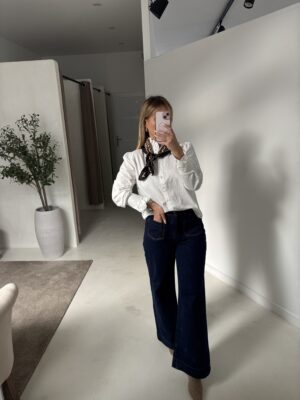 Blouse blanche col montant et détails ajourés