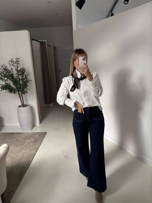 Blouse blanche col montant et détails ajourés