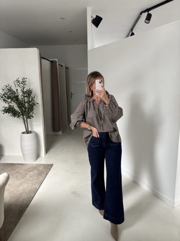 Blouse à carreaux et col claudine