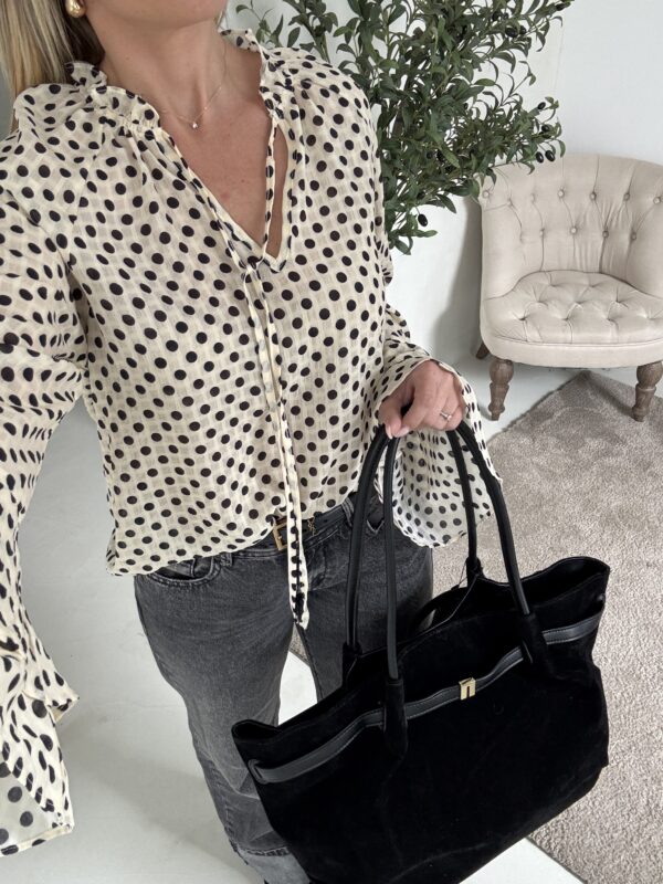 Blouse écrue à poids noir, volants aux poignets – Image 2