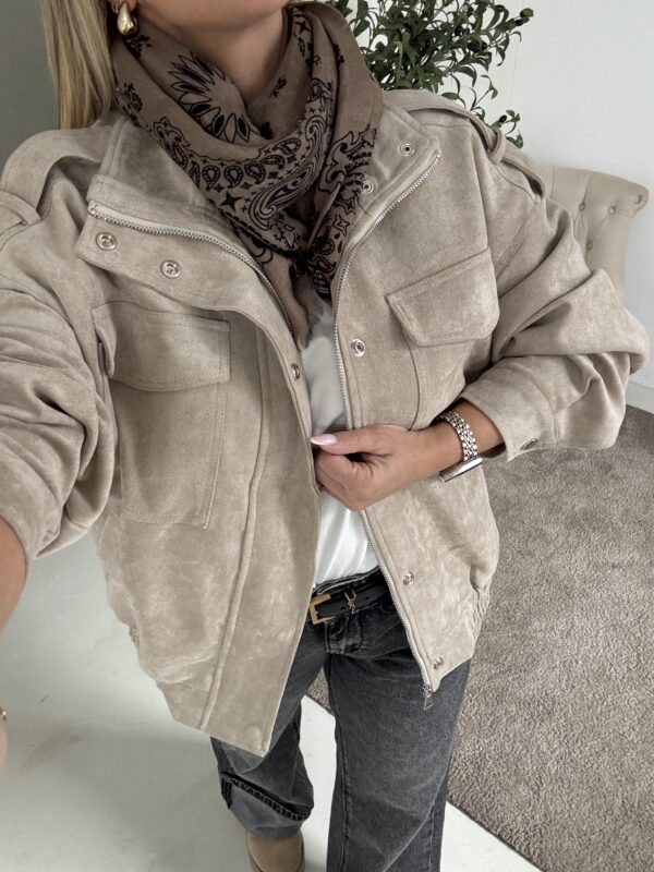Veste en suédine beige, poches sur le devant – Image 4