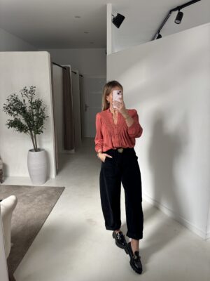 Blouse fluide bois de rose, détails transparents