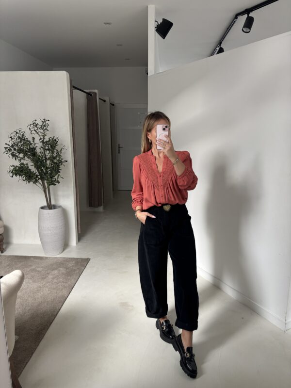 Blouse fluide bois de rose, détails transparents