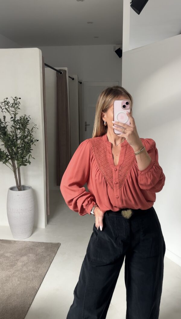 Blouse fluide bois de rose, détails transparents – Image 2
