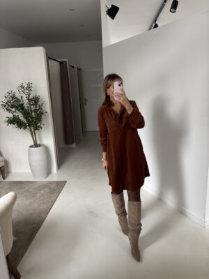 Robe en velours caramel, col montant
