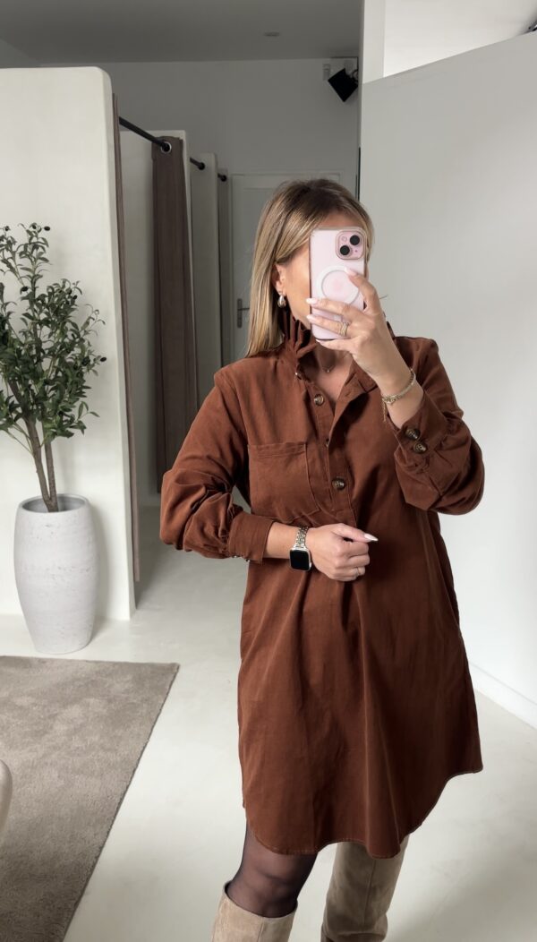 Robe en velours caramel, col montant – Image 2