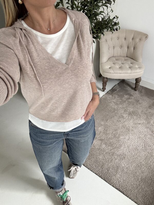 Pull à capuche beige avec effet de superposition – Image 2