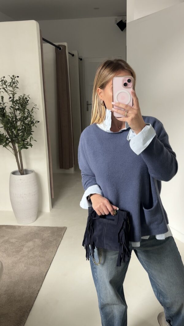 Pull bleu jean col rond avec poches – Image 2