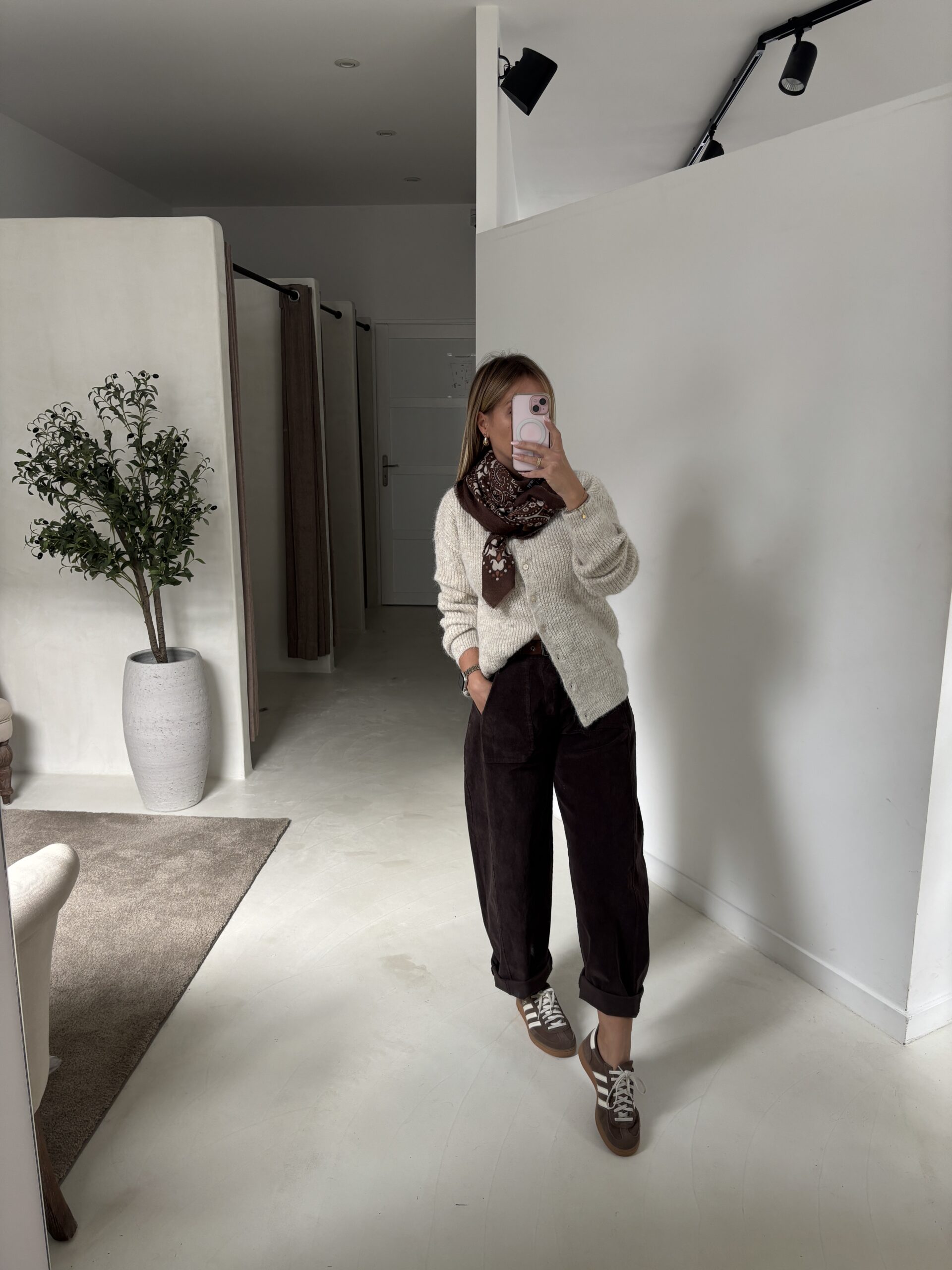 Gilet beige clair avec liserés dorés