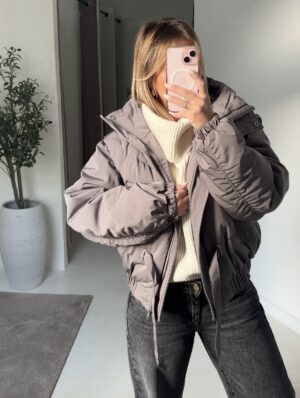 Doudoune grise courte, col montant