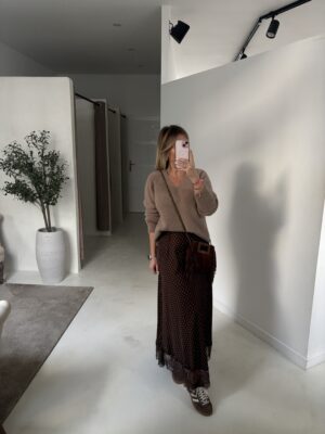 Jupe longue satinée à pois marron et beige avec dentelle