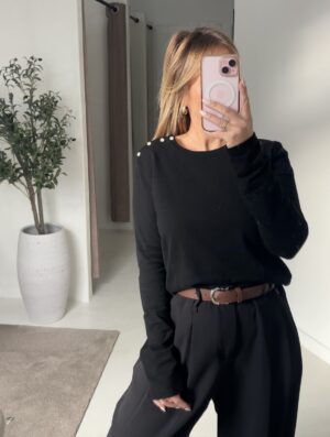 Pull manches longues noir, détails boutons sur l’épaule