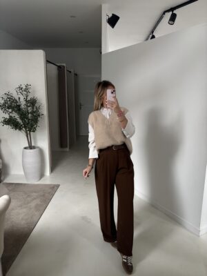 Pull sans manches col V beige