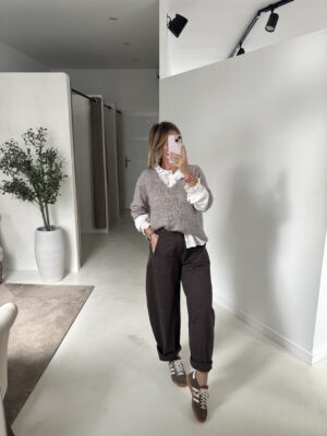 Pull manches courtes gris col V, détails boutons dans le dos