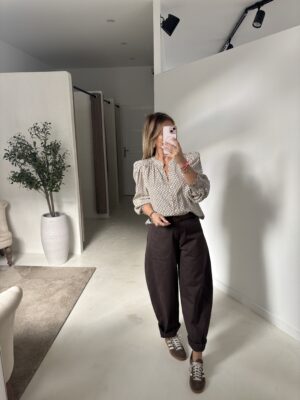 Blouse à motifs fleuris marron col V, détails fronces aux épaules