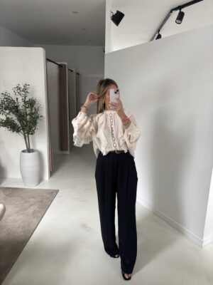 Blouse ample et fluide blanc cassé, détails volants