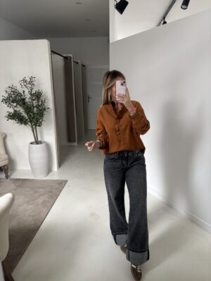 Blouse camel en velours fine côte à volants sur le devant