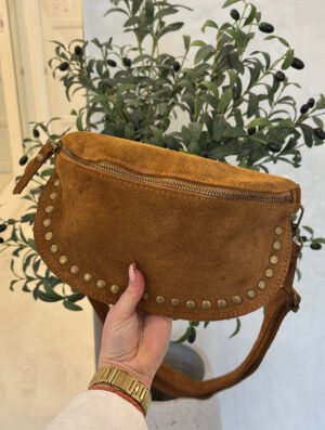 Banane en cuir de vachette camel, détails cloutés