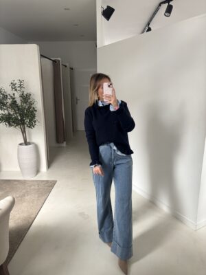 Pull bleu marine avec col style col claudine