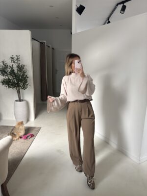 Haut texturé beige col montant et manches larges