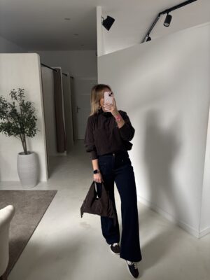 Blouse en velours marron col montant – détail poche sur le côté