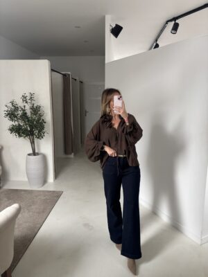 Blouse marron fluide à col volanté – manches longues et lien à nouer