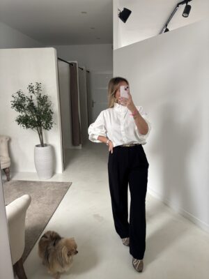 Blouse écru col montant resserrées aux poignets