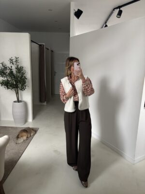 Gilet sans manches molletonné blanc et boutons dorés