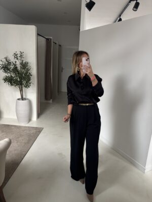 Chemise effet satiné noir, dos en dentelle