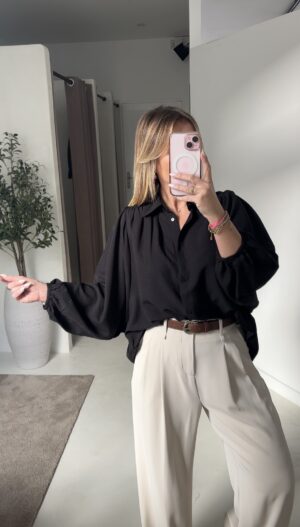 Chemisier noir à manches ballon et à plis