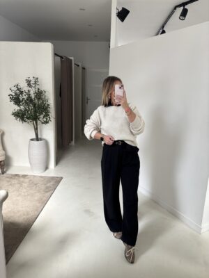 Pull doux en maille côtelée écru, col rond et manches longues